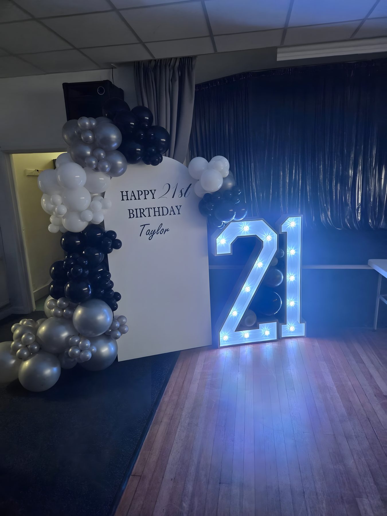 Light-up 21 number with a black white and silver balloon garland